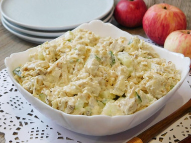 Салат с яблоком грецким орехом копченой курицей и майонезом