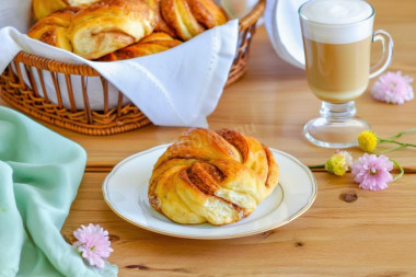Булочки без яиц и молока на дрожжах