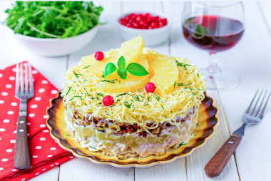 Салат с курицей ананасами грецкими орехами и сыром