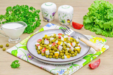 Салат с крабовыми палочками и горошком