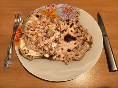 пресная лепёшка с курицей и грецким орехом