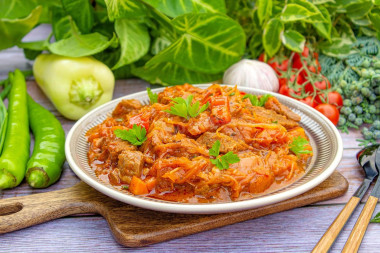 Говядина с квашеной капустой тушеная
