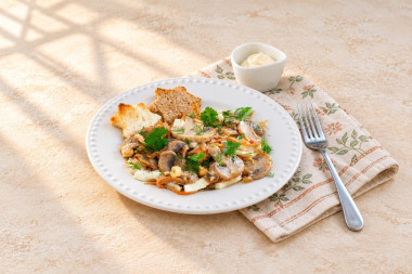 Салат с жареными грибами морковью и луком