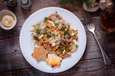 Салат с жареными грибами морковью и луком