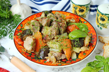 Свинина тушеная с овощами по-домашнему