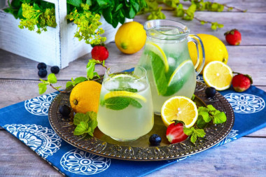 Напиток лимонад из лимонов и мяты