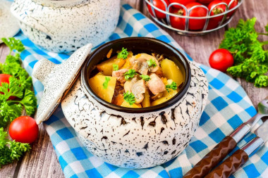 Жаркое из свинины с картошкой в горшочках с грибами