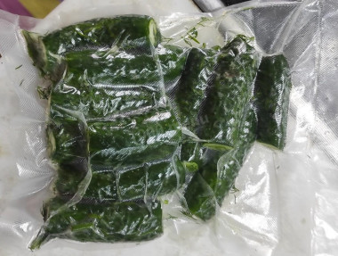 Малосольные огурцы в вакуумном пакете.