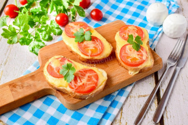 Горячие бутерброды с помидором батоном сыром и чесноком