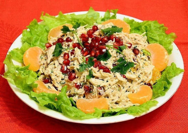 Салат с куриным филе, мацони, гранатами и грецкими орехами