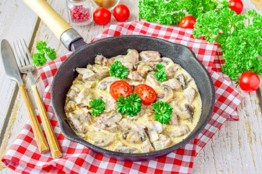 Индейка с шампиньонами в сливочном соусе на сковороде
