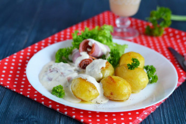 Картошка с сыром и беконом в духовке по швейцарски