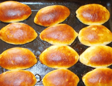 Дрожжевые пирожки с яблоками в духовке