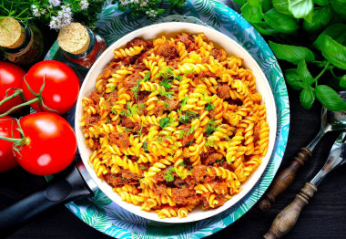 Макароны по флотски на сковороде с тушенкой