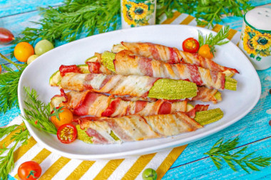 Кабачки с беконом в духовке