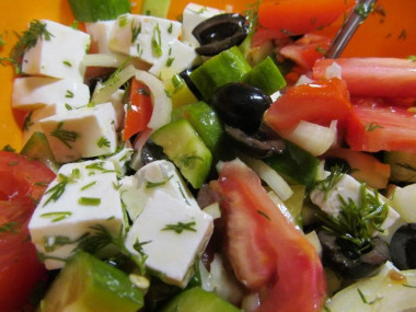 Рецепт - Салат маслины фетакса помидоры огурцы лук перец - Шаг 9 -  Возьмите большой салатник, чтобы было удобнее перемешивать ингредиенты. Объедините все нарезанные овощи и сыр. В отдельной небольшой емкости смешайте оливковое масло (первого холодного отжима) и сок лимона. Добавьте молотый перец и орегано. Заправьте и аккуратно перемешайте содержимое. Подавайте салат к столу сразу, так как свежие овощи быстро пускают сок и теряют свои вкусовые качества. Наслаждайтесь вкусом ароматного салата!