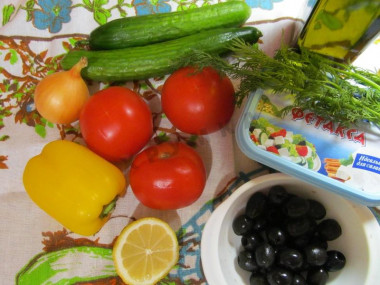 Рецепт - Салат маслины фетакса помидоры огурцы лук перец - Шаг 1 - Понадобятся три небольших салатных помидора, два свежих огурца среднего размера, небольшая луковица, половинка лимона и крупный болгарский перец. Помойте все овощи и обсушите их бумажными полотенцами.