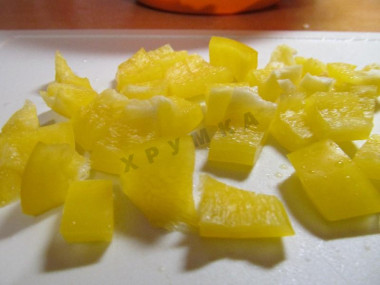 Рецепт - Салат маслины фетакса помидоры огурцы лук перец - Шаг 4 -  Болгарский перец нарежьте кубиками крупного размера. Советую взять половинки желтого и красного перца. Внешний вид салата от этого только выиграет, заиграв яркими красками.