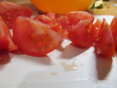 Рецепт - Салат маслины фетакса помидоры огурцы лук перец - Шаг 5 -  Помидоры нарежьте дольками средней толщины. Какие томаты лучше всего выбирать для салата? Плоды должны быть спелыми, сочными, красными и плотными. Мягкие, рыхлые помидоры при нарезке и перемешивании не будут держать форму, что негативно скажется на внешнем виде блюда.