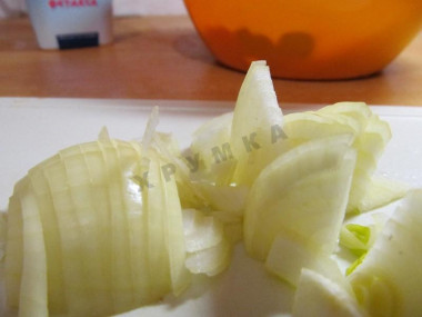 Рецепт - Салат маслины фетакса помидоры огурцы лук перец - Шаг 6 -  Очищенную от шелухи луковицу и нож промойте под холодной водой, чтобы лук не раздражал слизистую глаз. Нарежьте его тонкими четверть кольцами.