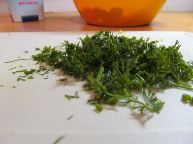 Рецепт - Салат маслины фетакса помидоры огурцы лук перец - Шаг 7 -  Помойте свежий укроп. Высушите бумажными полотенцами. Мелко порубите ножом.