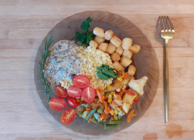 Паста птитим с грибным соусом, овощами и морскими гребешками