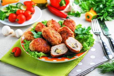 Котлеты с грибами и сыром куриные на сковороде
