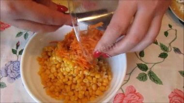 Рецепт - Салат с копченым сыром Косичка и морковью по-корейски - Шаг 3 -  лучше брать именно копченый, так как при использовании соленой &quot