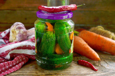 Маринованные огурцы с морковью