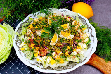 Салат с тунцом горошком яйцом и пекинской капустой