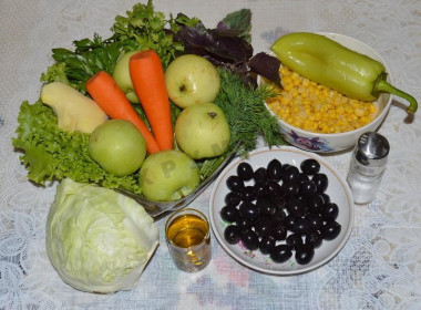 Рецепт - Салат Терка с маслинами кукурузой капустой и яблоками - Шаг 1 - Все овощи-фрукты очищаем, моем их и зелень. Маслины, кукурузу отбрасываем на дуршлаг, даём стечь лишней жидкости.Если вы берете кукурузу свежую, то сварите початки, а потом с них срежьте ножом зернышки. Соль в рецепте салата не обязательна, но я её использовала.