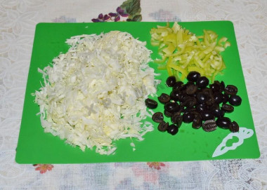 Рецепт - Салат Терка с маслинами кукурузой капустой и яблоками - Шаг 2 -  Капусту рубим тонкой, но не очень крупной соломкой. Черешки сельдерея (у нас дома его не уважают, поэтому я не брала его) без листочков режем тонко. Перчик салатный нарезаем четвертинками, а затем эти четвертинки нарезаем соломкой.Если маслины крупные, - режем их четвертинками, маленькие маслины разрезаем пополам.