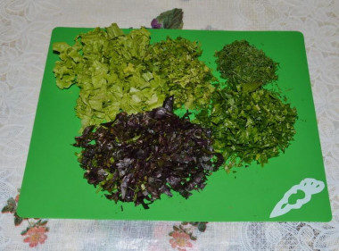 Рецепт - Салат Терка с маслинами кукурузой капустой и яблоками - Шаг 3 -  Листовой салат режем или рвём руками на кусочки, а можем оставить его в целом виде и сделать из него подложку под салат, когда будем его выкладывать на блюдо. Всю зелень мелко нарезаем.