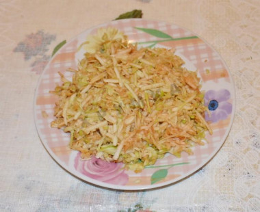 Рецепт - Салат Терка с маслинами кукурузой капустой и яблоками - Шаг 4 -  Натираем на терке яблоки. Желательно их сбрызнуть лимонным соком, чтобы не потемнели, пока будем заниматься другими продуктами.