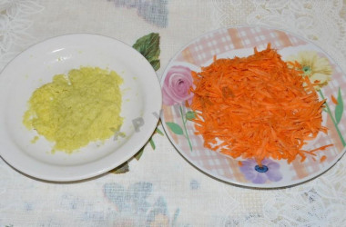 Рецепт - Салат Терка с маслинами кукурузой капустой и яблоками - Шаг 5 -  Морковку трем крупно, очищенный корень имбиря - мелко.