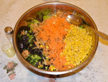 Рецепт - Салат Терка с маслинами кукурузой капустой и яблоками - Шаг 6 -  Берём глубокую емкость и помещаем в неё все вышеуказанные подготовленные продукты. Маслины кладём в последнюю очередь. Перемешиваем. Сразу не заправляем.Салата получается много, поэтому ставим его в холодильник и там храним.
