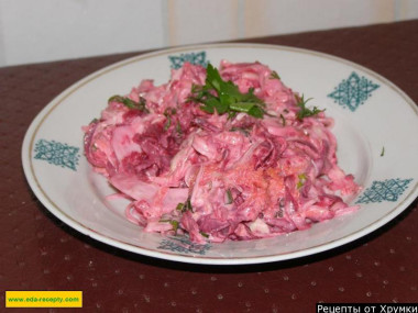 Салат из капусты, свеклы, лука и моркови вегетарианский