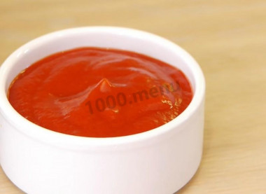 Кетчуп томатный на коричневом сахаре и пасте с гвоздикой