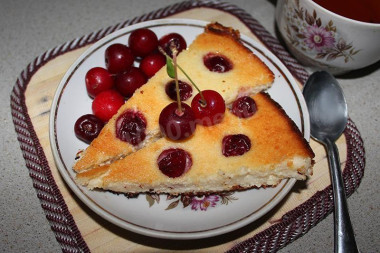 Творожная запеканка с вишней и манкой без крахмала