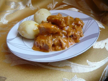 Гуляш из свинины со сметаной, томатной пастой и зеленью