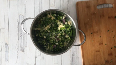 Рецепт - Чакапули по-грузински - Шаг 8 -  Влейте белое вино и воду. Поставьте на плиту и тушите около 25 минут на среднем или слабом огне. Время готовки зависит от особенностей плиты - его может уйти или больше, или меньше, чем у меня, учитывайте это.