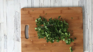 Рецепт - Чакапули по-грузински - Шаг 9 -  Свежую кинзу порубите ножом.