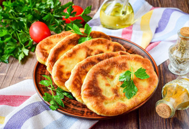 Тонкие пирожки с картошкой на сковороде