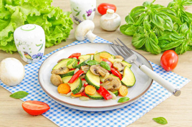 Кабачки с грибами на сковороде