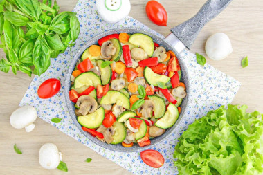 Кабачки с грибами на сковороде