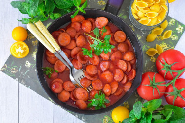 Сосиски с томатной пастой на сковороде