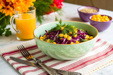 Салат из свежей краснокочанной капусты с кукурузой хрустящий