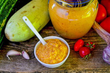Икра кабачковая с чесноком и томатной пастой и майонезом
