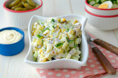 Салат с говядиной и маринованными огурцами