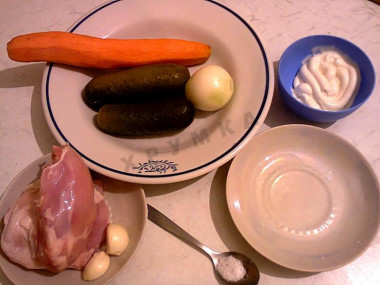 Рецепт - Салат Обжорка маринованные огурцы курица - Шаг 1 - Для приготовления салата Обжорка подготовим следующие ингредиенты: куриные бедра, маринованные огурцы, чеснок, лук, морковь, подсолнечное масло, майонез и соль.